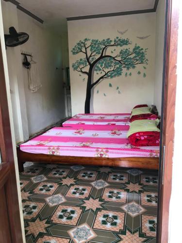 木州县莫克舟民宿的卧室配有一张挂在墙上的树壁床。