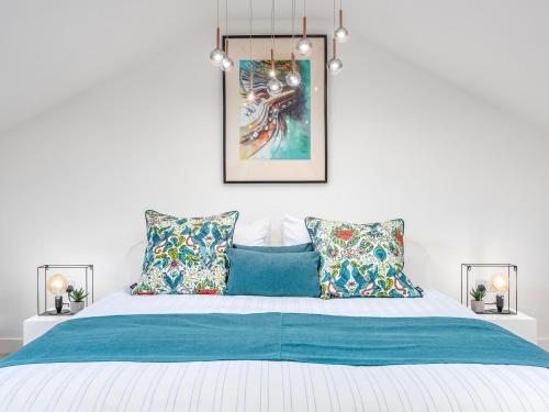 林肯Hideaway的一间卧室配有一张带蓝色枕头的大床