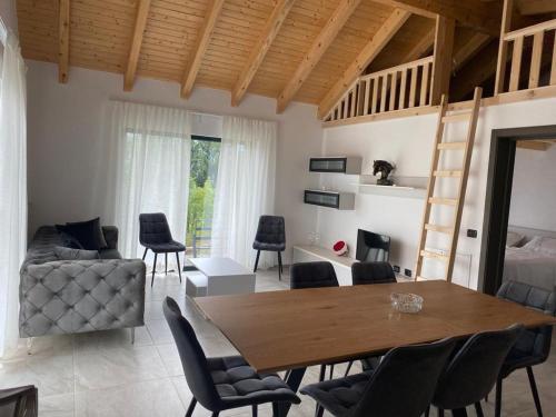 BorsaCabanele Olena的客厅配有木桌和椅子