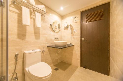巴克塔普尔Hotel Bhadgaon的一间带卫生间和水槽的浴室