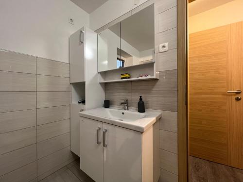 VisokoMici's Apartments的浴室设有白色水槽和镜子