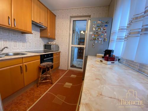 弗尔沙茨Moment Apartman Vrsac的厨房配有水槽和台面