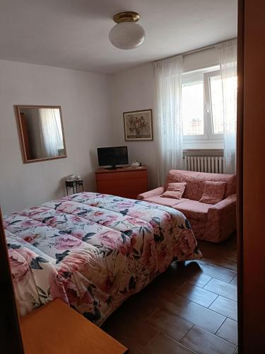 法诺Casa Elisabetta的一间卧室配有一张床和一张沙发