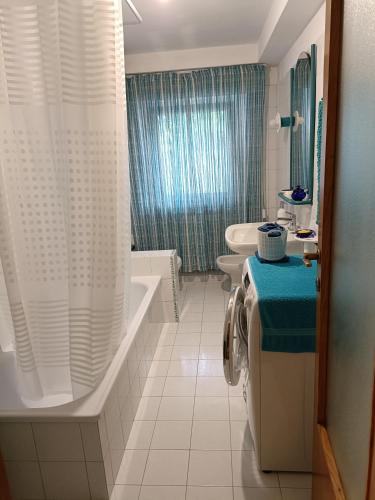法诺Casa Elisabetta的带浴缸、卫生间和盥洗盆的浴室