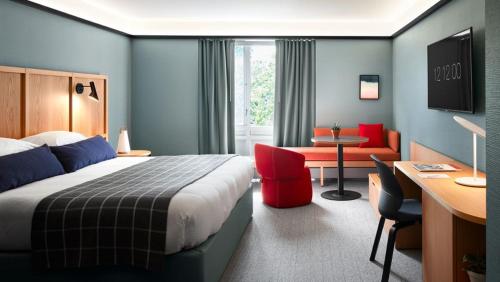 霍兰Haworth Hotel at Hope College的酒店客房配有一张床、一张桌子和一把椅子。