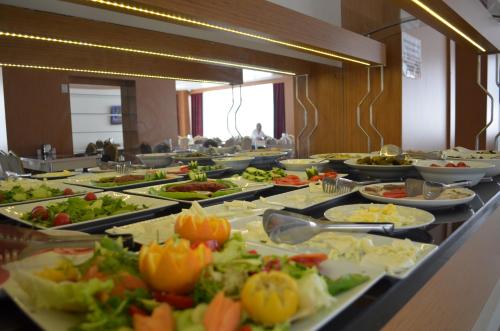 KoçyazıQuars Garden Hotel的包含许多食物的自助餐