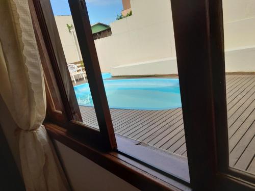 弗洛里亚诺波利斯Sol poente的从窗户可欣赏到游泳池的景色