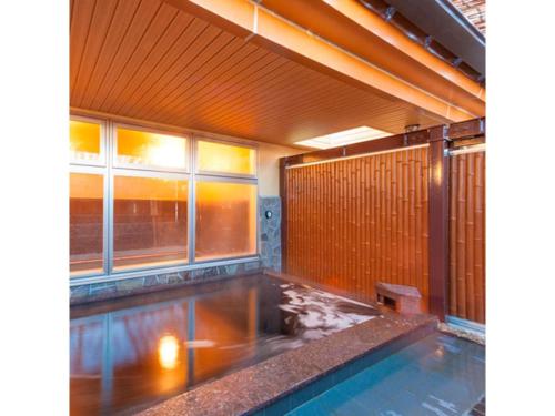 IchiharaBusiness Hotel Goi Onsen - Vacation STAY 78238v的一间房子,在房间内有游泳池
