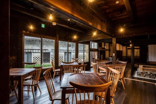 松本Matsumoto - House - Vacation STAY 14149的餐厅设有木桌、椅子和壁炉