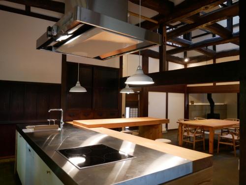 松本Satoyama villa DEN - Vacation STAY 14150的厨房配有水槽和台面
