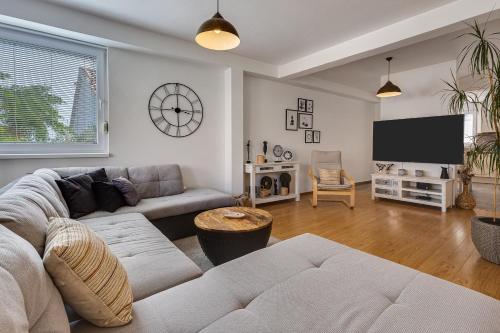 佩特坎内Apartments Juraj的带沙发和平面电视的客厅