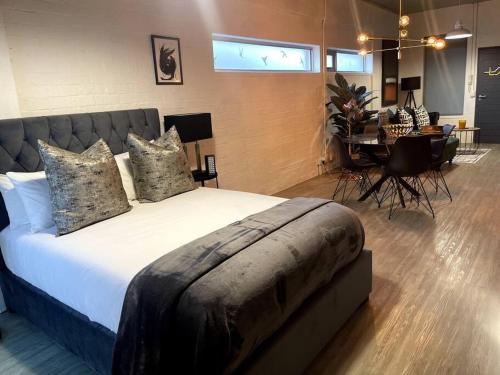 开普敦Swift Studios No4的一间带大床的卧室和一间餐厅