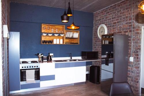 开普敦Swift Studios No4的厨房配有炉灶和蓝色的墙壁