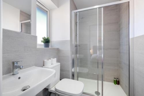 艾尔斯伯里Modern 5 Bedroom 3 Bathroom Serviced House Aylesbury with Parking By 360Stays的带淋浴、卫生间和盥洗盆的浴室