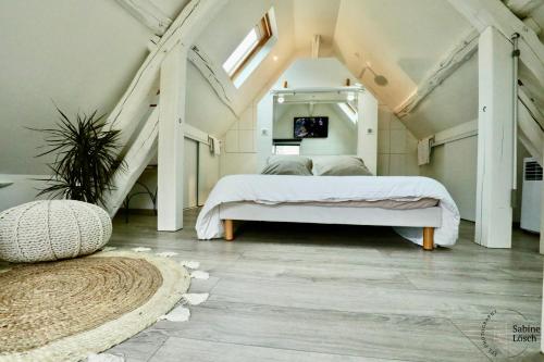 Le VaudreuilChez Marcel的阁楼卧室配有白色床