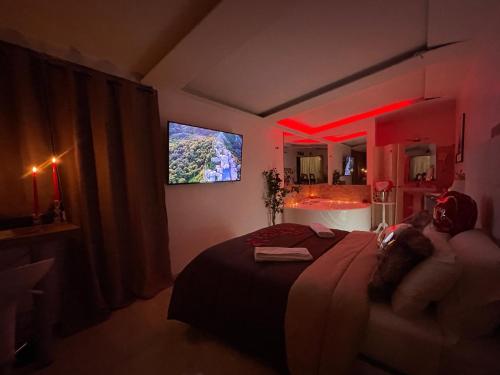 卡塔尼亚Lungomare panorama suite apartment的卧室配有一张床铺,墙上配有电视