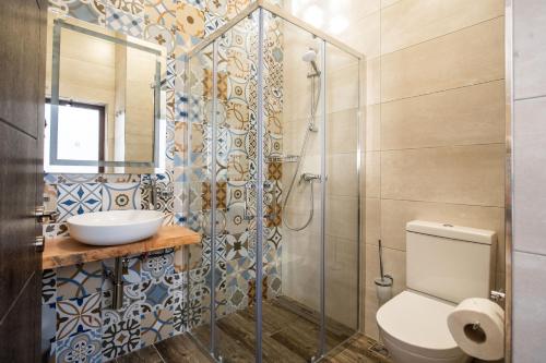 Tal-BarmilNarcisa - Luxury 3BR Traditional House with Pool, Cinema & Hot Tub的带淋浴、卫生间和盥洗盆的浴室