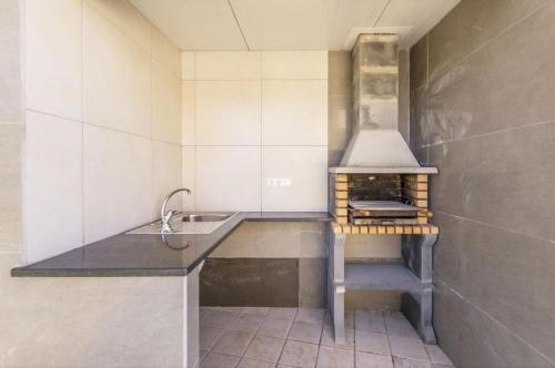 拉戈阿Villa Saudade的厨房配有水槽和炉灶