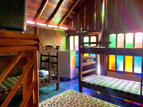 圣希尔EL RODEO的客房设有两张双层床和一台冰箱。