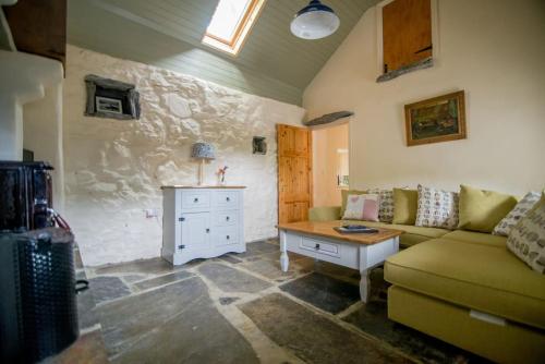 FanoreCarleys Cottage的客厅配有沙发和桌子