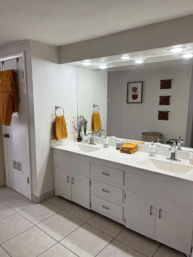 拉伯克The Airstream Lodge的一间带两个盥洗盆和大镜子的浴室