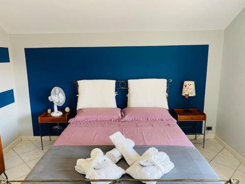 圣莫里吉奥卡瓦纳斯La casa di Aida的一间卧室配有一张床,上面有两条毛巾