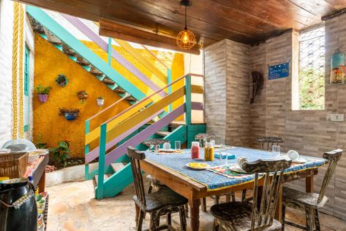 奥林达Pousada Flor de Olinda的一间设有桌子和多彩楼梯的用餐室