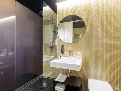 伯尔尼ibis Styles Bern City的一间带水槽和镜子的浴室