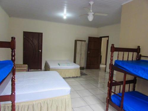 安东尼娜Chácara Rio Cachoeira的一间客房内配有两张双层床的房间