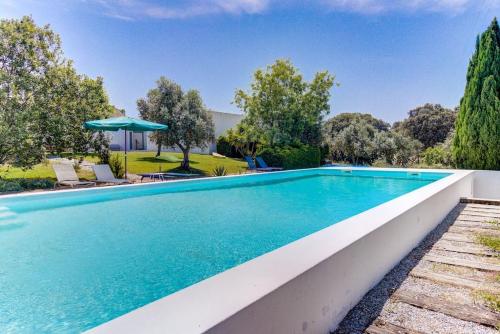 Casa Koya- Luxury house in the countryside的庭院里的一个蓝色海水游泳池
