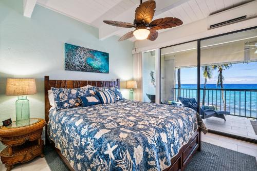 科纳Oceanfront Luxury Condo的一间卧室设有一张床,享有海景