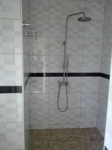 利隆圭Matalente Abode的浴室里设有玻璃门淋浴