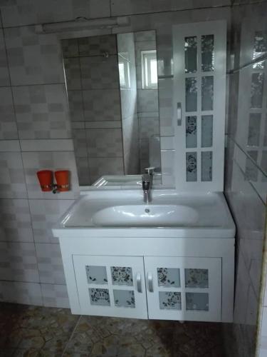 利隆圭Matalente Abode的浴室设有白色水槽和镜子
