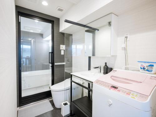 东京Sukumo -蒅-的白色的浴室设有水槽和卫生间。