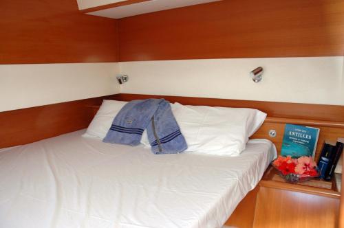 圣安尼Catamaran TAO的一间卧室,床上有夹克