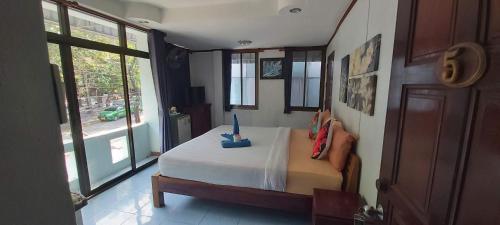 沙美岛可卡维村2@可萨梅特经济型酒店的一间设有床铺的卧室,位于带窗户的房间内