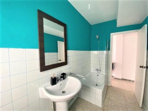 拉科鲁尼亚casa culleredo的浴室配有盥洗盆、镜子和浴缸