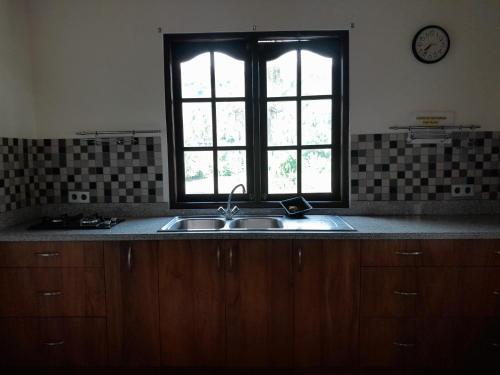 八丹拜Harmony House Stay的厨房设有水槽和窗户。