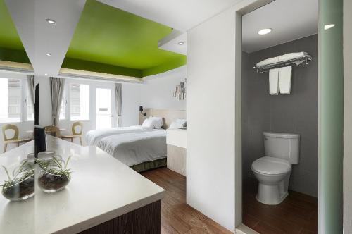 台北阳光士林珮柏旅馆的一间带床和卫生间的浴室