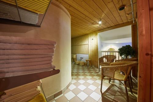 萨尔巴赫盖斯哈格酒店的一间带桌椅的客厅和一间房间