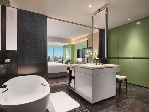 西安西安经开洲际酒店的带浴缸的浴室和卧室