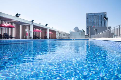 广州珠江国际酒店（国际轻纺城）的大楼前的蓝色海水游泳池