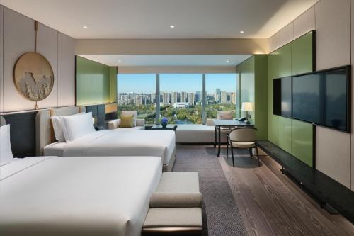 西安西安经开洲际酒店的酒店客房设有两张床和一台平面电视。