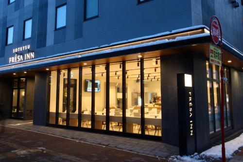 札幌Sotetsu Fresa Inn Sapporo-Susukino的商店前方设有大型玻璃窗户