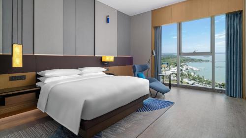 常州常州星河万丽酒店的酒店客房设有一张床和一个大窗户
