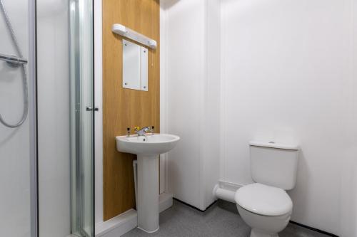 KirmingtonNightel Hotel的浴室配有卫生间、盥洗盆和淋浴。