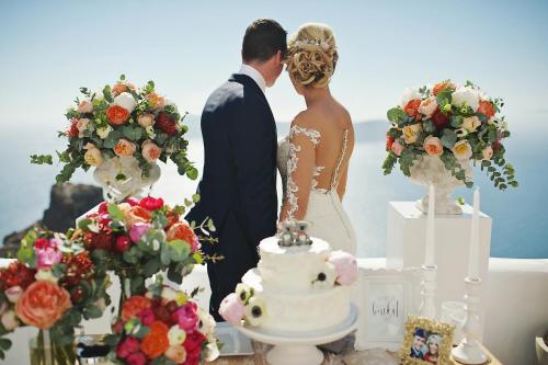易莫洛林索菲亚豪华套房酒店的婚礼蛋糕旁边的新娘和新郎