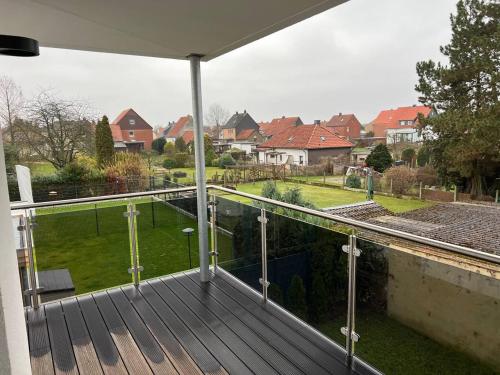派内Dill Apartments Stederdorf的阳台享有带房屋的庭院的景致。