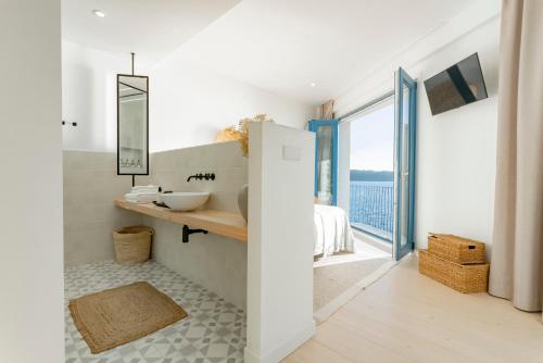 卡马里尼亚斯O mar de preciosa的一间带水槽和大窗户的浴室
