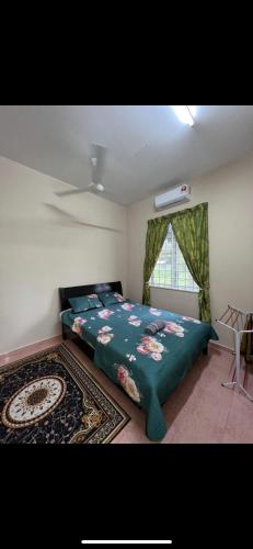 丹那美拉Casa Harmony的一间卧室配有一张带绿毯的床和窗户。